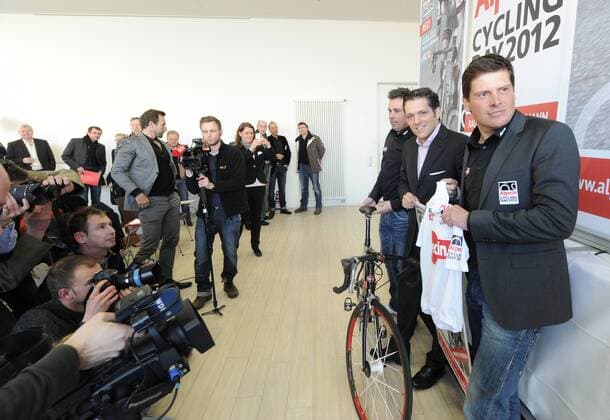 08.02.2012, PRESSEKONFERENZ ALPECIN CYCLING DAY 2012 der Dr. Wolff-Gruppe (Alpecin), DR-WOLFF-INSTITUT, BIELEFELD, MIT JAN ULLRICH Teilnehmer: Eduard R. Dörrenberg (Geschäftsführender Gesellschafter der Unternehmensgruppe Dr. Wolff) und Jan Ullrich (ehemaliger Rad-Profi-Sportler, Radrennfahrer, Gesamtsieger Tour de France 1997) Jan Ullrich (ehemaliger Profi-Radsportler Radrennfahrer, rechts), Eduard R. Dörrenberg (Geschäftsführender Gesellschafter der Unternehmensgruppe Dr. Wolff, Mitte) sowie Ole Ternes (Geschäftsführer Agentur livewelt , Gütersloh, Einzelbild, Mimik, Gestik, Quer, im Visier der Fotografen