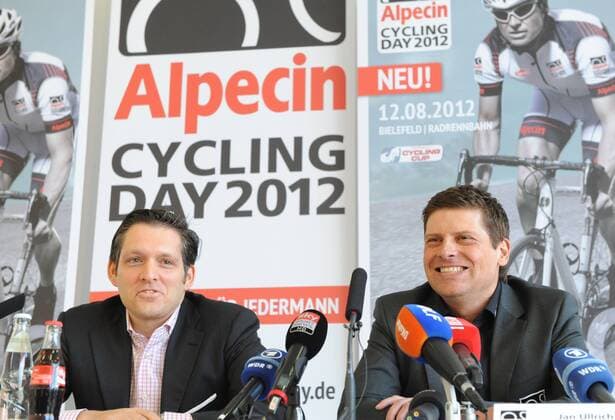 08.02.2012, PRESSEKONFERENZ ALPECIN CYCLING DAY 2012 der Dr. Wolff-Gruppe (Alpecin), DR-WOLFF-INSTITUT, BIELEFELD, MIT JAN ULLRICH Teilnehmer: Eduard R. Dörrenberg (Geschäftsführender Gesellschafter der Unternehmensgruppe Dr. Wolff) und Jan Ullrich (ehemaliger Rad-Profi-Sportler, Radrennfahrer, Gesamtsieger Tour de France 1997) Jan Ullrich (ehemaliger Profi-Radsportler Radrennfahrer, rechts) und Eduard R. Dörrenberg (Geschäftsführender Gesellschafter der Unternehmensgruppe Dr. Wolff), Einzelbild, Mimik, Gestik, Quer, Freude, freuen, Lachen, lächeln