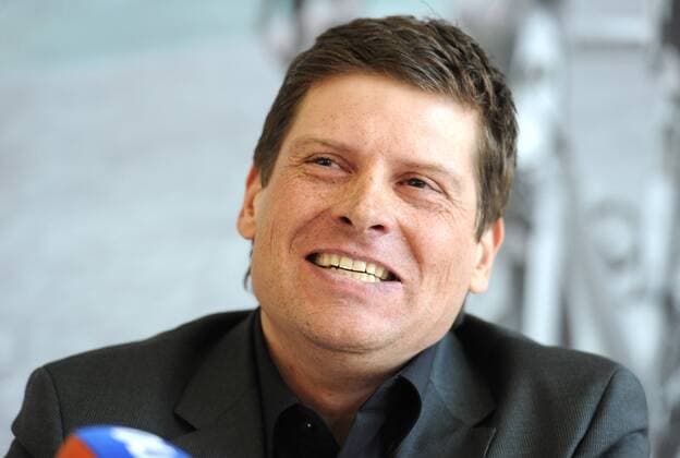 08.02.2012, PRESSEKONFERENZ ALPECIN CYCLING DAY 2012 der Dr. Wolff-Gruppe (Alpecin), DR-WOLFF-INSTITUT, BIELEFELD, MIT JAN ULLRICH Teilnehmer: Eduard R. Dörrenberg (Geschäftsführender Gesellschafter der Unternehmensgruppe Dr. Wolff) und Jan Ullrich (ehemaliger Rad-Profi-Sportler, Radrennfahrer, Gesamtsieger Tour de France 1997) Jan Ullrich (ehemaliger Profi-Radsportler Radrennfahrer), Einzelbild, Mimik, Gestik, Quer, Portrait, Freude, freuen, Lachen, lächeln