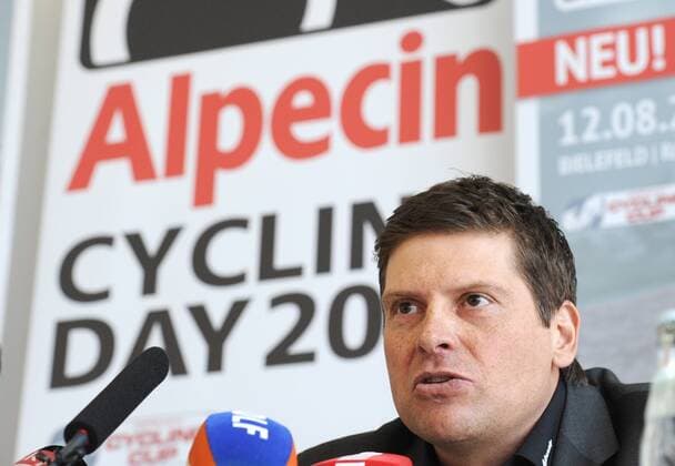 08.02.2012, PRESSEKONFERENZ ALPECIN CYCLING DAY 2012 der Dr. Wolff-Gruppe (Alpecin), DR-WOLFF-INSTITUT, BIELEFELD, MIT JAN ULLRICH Teilnehmer: Eduard R. Dörrenberg (Geschäftsführender Gesellschafter der Unternehmensgruppe Dr. Wolff) und Jan Ullrich (ehemaliger Rad-Profi-Sportler, Radrennfahrer, Gesamtsieger Tour de France 1997) Jan Ullrich (ehemaliger Profi-Radsportler Radrennfahrer), Einzelbild, Mimik, Gestik, Quer