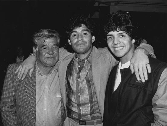 Fußball von links: Vater Diego, Diego Armando Maradona,Bruder Raul