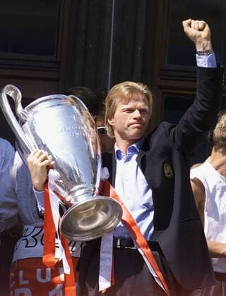 FUSSBALL Champions League Finale: FC Bayern Muenchen - Valencia 24.05.2001 Oliver Kahn praesentierten den Champions League Pott Pokal und feiern mit ihre Fans auf dem Muenchener Marienplatz. 