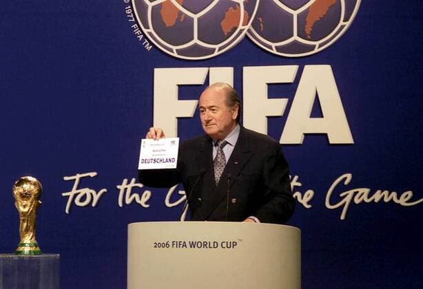 Vergabe Weltmeisterschaft 2006 Joseph S. Blatter (FIFA Raesident) gibt den Dewinner Deutschland bekannt.