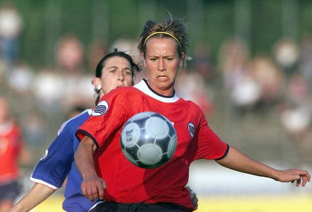 Fussball Europameisterschaft Frauen Frankreich - Norwegen von links : Marinette Pichon ( F ) Bente Kvitland ( Nor )