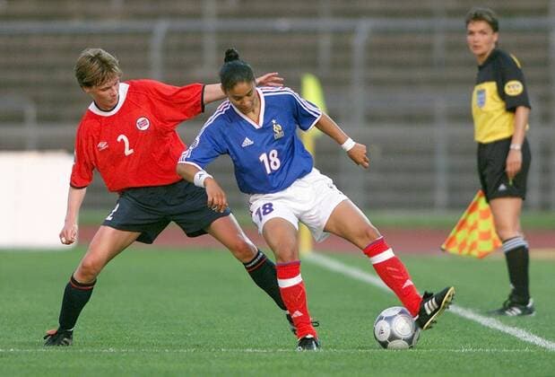 Fussball Europameisterschaft Frauen Frankreich - Norwegen von links : Brit Sandaune ( Nor ) Hoda Lattaf ( F )