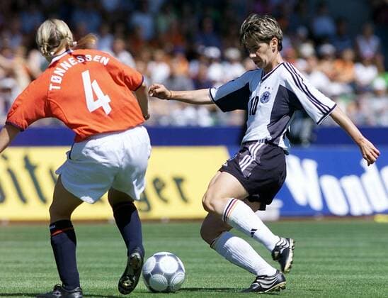 Fussball Europameisterschaft Frauen 2001 Halbfinale Deutschland vs Norwegen 1:0 von links: Anne Tonnessen (Nor) - Bettina Wiegmann (Deu)