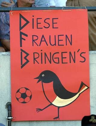 Fussball Europameisterschaft Frauen 2001 Halbfinale Deutschland vs Norwegen 1:0 Fans Zuschauer Plakat Feature