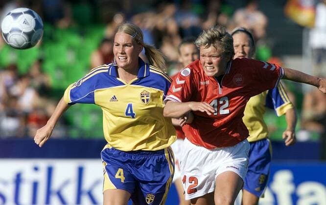 Fussball Europameisterschaft Frauen 2001 Halbfinale Daenemark vs. Schweden von links: Hanna Marklund (Swe) - Nadia Kjaeldgaard (Den)