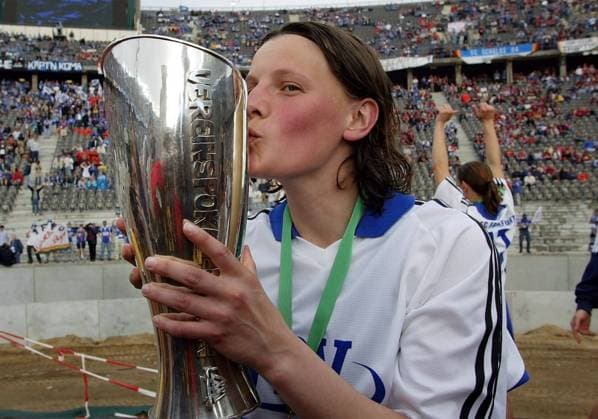 Fussball DFB Pokalfinale 2002 der Damen in Berlin 11.5.2002 1. FFC Frankfurt - Hamburger SV Pokalsieger der Damen 2002: FFC Frankfurt Pia Wunderlich mit Pokal