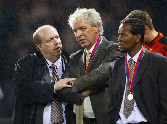 FUSSBALL Champions League Finale Glasgow 15.05.2002 im Hampden Park CF Real Madrid 2-1 Bayer Leverkusen EnttaeuschungBayer; Im Regen stehen: Praesident Rainer Calmund(li) und Trainer Klaus Toppmoeller (mitte)