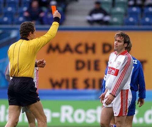 Fussball Bundesliga Hansa Rostock - VFB Stuttgart Gelb-Rote Karte für Silvio Meißner ( VFB ) von Schiedsrichter Hellmut Krug