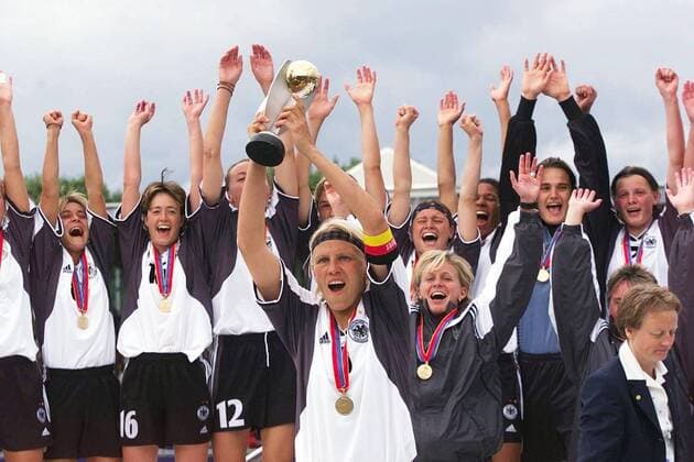 Fussball Frauen Europameisterschaft Endspiel in Ul Deutschland - Schweden 1 : 0 Jubel Deutschland Vorne mit Pokal : Doris Fitschen