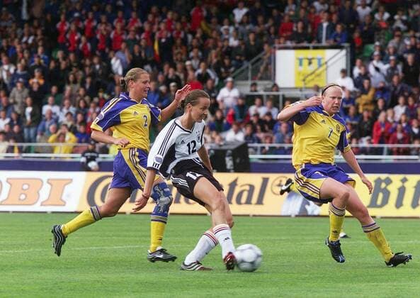 Fussball Frauen Europameisterschaft Endspiel in Ul Deutschland - Schweden 1 : 0 Claudia Müller erzielt das Golden Goal , von links : Karolina Westberg Claudia Müller ( BRD ) Sara Larsson ( Swe )