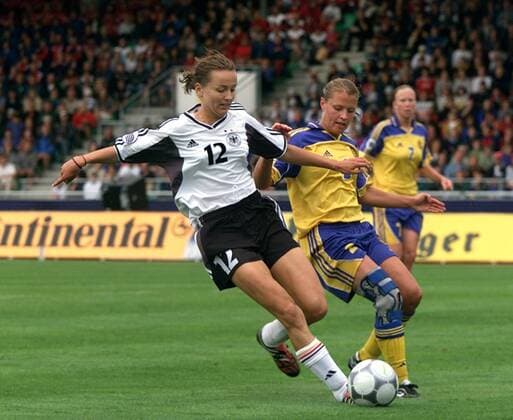 Fussball Frauen Europameisterschaft Endspiel in Ulm Deutschland - Schweden 1 : 0 von links : Claudia Müller ( Deut) Karolina Westberg ( Schweden )