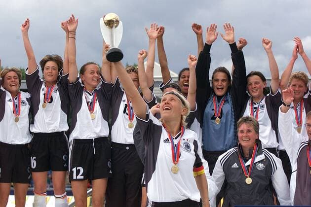 Fussball Frauen Europameisterschaft Endspiel in Ulm Deutschland - Schweden 1 : 0 Jubel Deutschland , mit Pokal Doris Fitschen