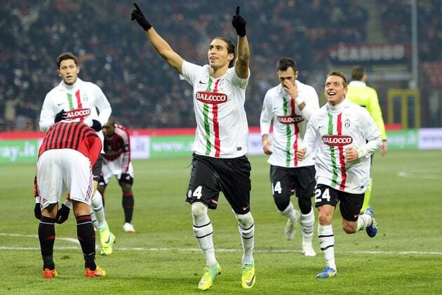 Gc Milano 08 02 2012 - coppa Italia Milan-Juventus Jubel um Torschütze Martin Caceres 