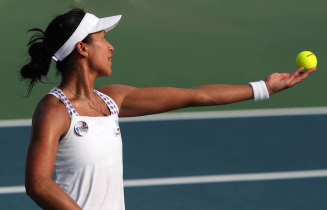 PTT Pattaya Open 2012,WTA Tennis Turnier, International Series, Dusit Resort in Pattaya,Thailand, Anne Keothavong (GBR),Ballwurf,Aktion,Einzelbild,,Querformat,