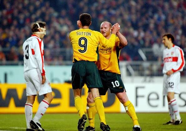 Fussball UEFA Cup Achtelfinale Rueckspiel VFB Stuttgart vs. Celtic Glasgow v.l. Timo Wenzel (VFB), Chris Sutton (Celtic), John Hartson (Celtic), Heiko Gerber (VFB)