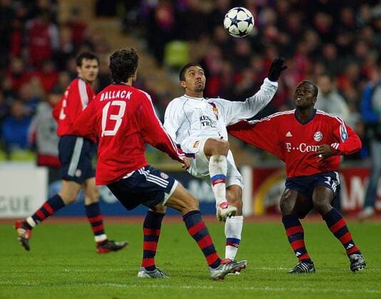Fussball Champions Leage Gruppe A FC Bayern München vs. Olympic Lyon v.l. Michael Ballack (FC), Giovane Elber (Lyon), Samy Kuffour (FC)