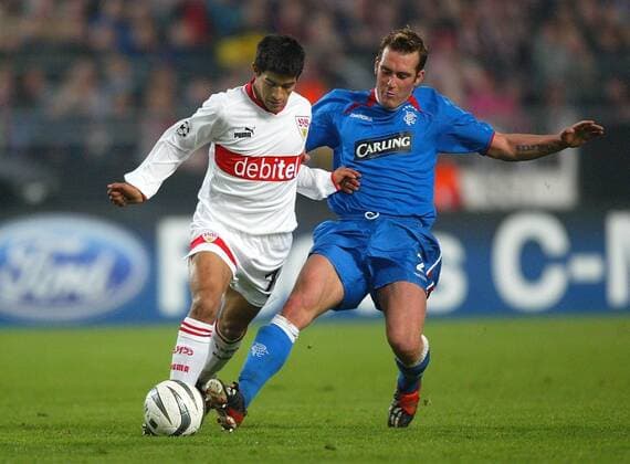 Fussball Champions League VFB Stuttgart - Glasgow Rangers von links: Emanuel Centurion ( VFB ) Fernando Ricksen ( Glasgow )