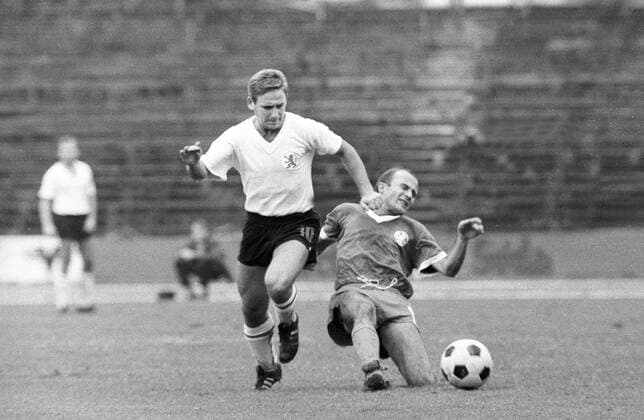 Stuttgarter Kickers - Eintracht Braunschweig - Peter Kaack (Braunschweig, li.) gegen Dieter Schurr (Kickers)