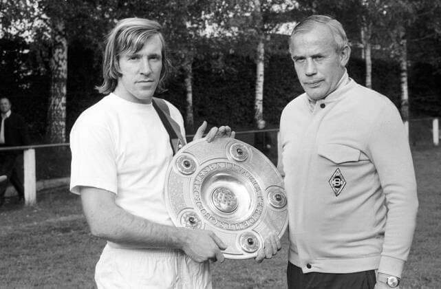 Fußball, Borussia Mönchengladbach, Deutscher Meister 1971 Trainer Hennes Weisweiler (re.) und Günter Netzer (beide Borussia Mönchengladbach) präsentieren die Meisterschale