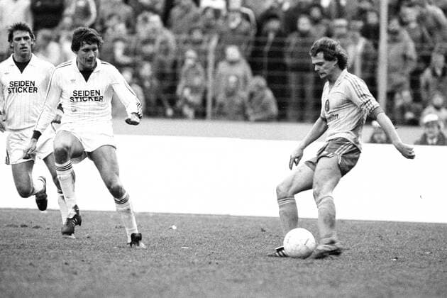 Aus 1.BL Saison 1982 1983 Eintracht Braunschweig (dunkle Hose) gegen Arminia Bielefeld 3:0 am 29.01.1983 - Lutz Eigendorf (Braunschweig, re.) gegen Wolfgang Pohl (Mitte) und Frank Pagelsdorf (beide Bielefeld)