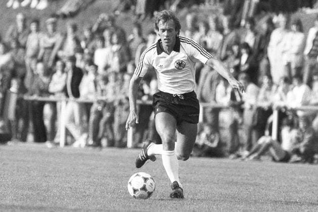 DFB Trainingslager - Hier beim Testspiel gegen eine Süd-Niedersachsenauswahl in Einbeck am 06.07.1985 - Bernd Wehmeyer (BR Deutschland)