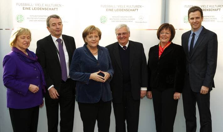 Fussball Berlin 10.02.2012 Mercedes Benz - Deutscher Fussball Bund (DFB) Verleihung des Integrationspreises vlnr.: German government s Integration coordinator Maria Boehmer, Wolfgang Niersbach General Secretary of the German football association (DFB), German Chancellor Angela Merkel, Theo Zwanziger, president of the German football association (DFB), Ursula Schwarzenbart, Director Global Diversity Office Daimler AG and Oliver Bierhoff, team manager of the German football national team
