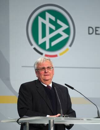 Fussball Berlin 10.02.2012 Mercedes Benz - Deutscher Fussball Bund (DFB) Verleihung des Integrationspreises Theo Zwanziger (DFB Präsident)