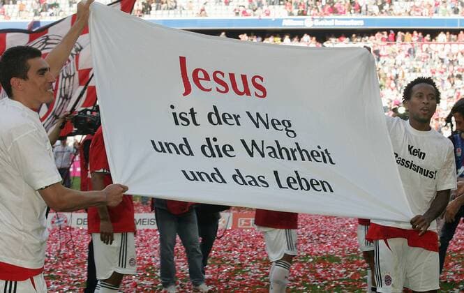 Fußball, FC Bayern München, Deutscher Meister 2006 Fussball Herren FC Bayern München - BVB Borussia Dortmund : v.l. Lucio , Ze Robert mit Plakat Transparent