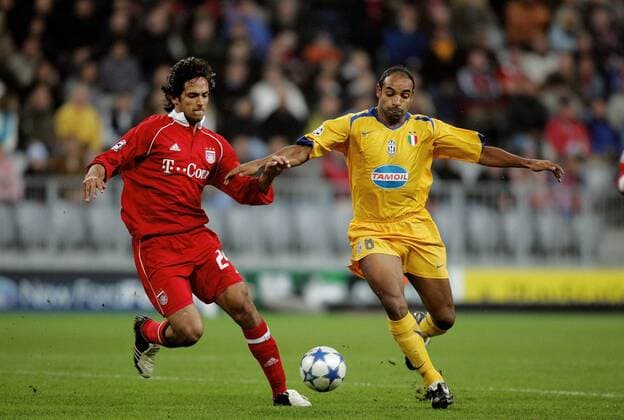 Fussball Herren Champions Leaque FC Bayern München - Juventus FC Turin : v.l. Santa Cruz (FCB) , Emerson (Juve)