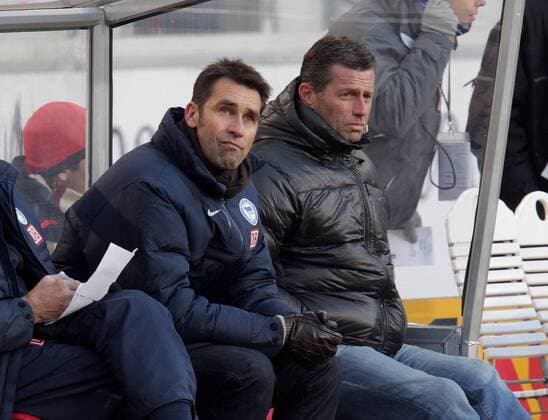 V.li. Manager Michael Preetz (Hertha) und Trainer Michael Skibbe (Hertha) . VfB Stuttgart-Hertha BSC Berlin . Stuttgart, GER, 11.02.2012 , 21. Spieltag, Fussball-Bundesliga 2011-2012 .