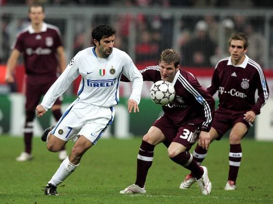 Fussball Herren Champions Leaque FC Bayern München - Inter Mailand : v.l. Luis Figo (Inter) , Bastian Schweinsteiger (Bayern) , Philipp Lahm (Bayern)