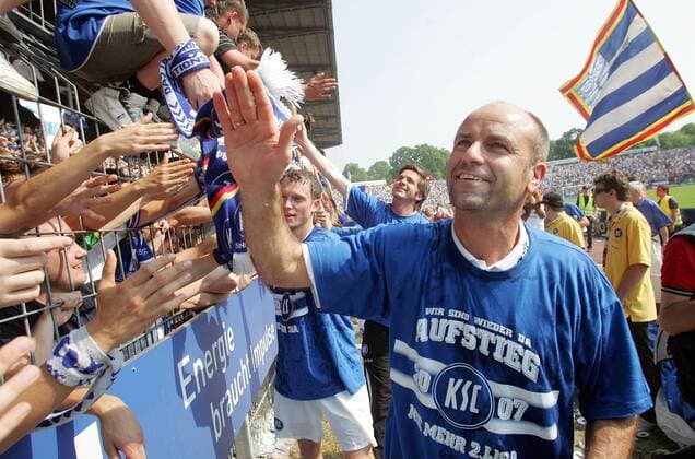 Fussball Herren 2. Bundesliga Karlsruher SC ( KSC ) - SpVgg Unterhaching Jubel KSC Ausstieg in Bundesliga Trainer Edmund Becker