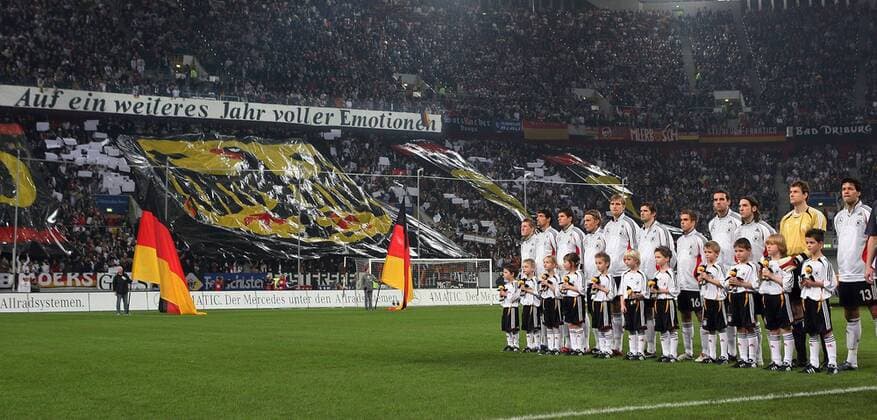 Fussball Herren Länderspiel Deutschland - Schweiz in der LTU Arena Düsseldorf: Zuschauer, Fan, Plakate