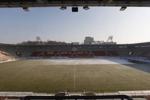 10.02.2012 ERDGAS SPORTPARK Stadion Fußball HFC Hallescher FC bereitet sich auf ein Winterspiel vor Schneeschieben