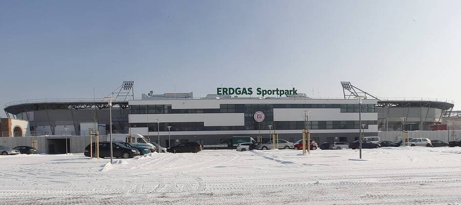 10.02.2012 ERDGAS SPORTPARK Stadion Fußball HFC Hallescher FC bereitet sich auf ein Winterspiel vor Schneeschieben