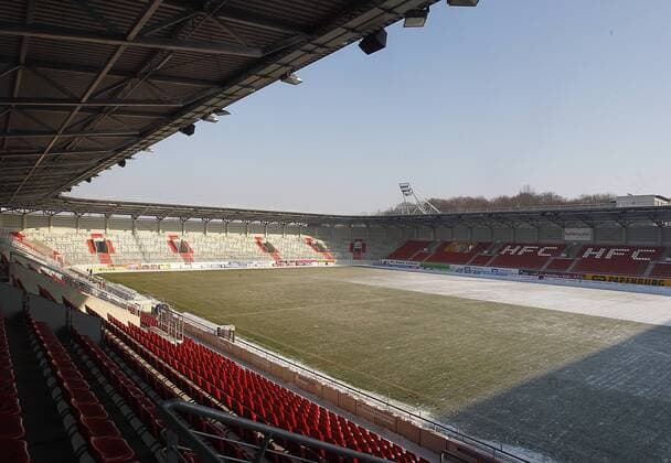 10.02.2012 ERDGAS SPORTPARK Stadion Fußball HFC Hallescher FC bereitet sich auf ein Winterspiel vor Schneeschieben