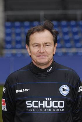 Ewald Lienen ( DSC Arminia Bielefeld ) 02 11 thg Ewald Lienen beim Mannschaftsfototermin DSC Arminia Bielefeld Saison 2010 2011 am 02. Februar 2011 in der Schüco-Arena in Bielefeld Deutschland deutsch Deutscher Mann Fußball Verein Fußballverein zweite 2. Liga Bundesliga Fußballspieler ex ehemalig ehemaliger Fußballmanschaft Elf Team Fußballtrainer Trainer Cheftrainer Saller german soccer coach hoch Portrait neutral lächelnd draußen