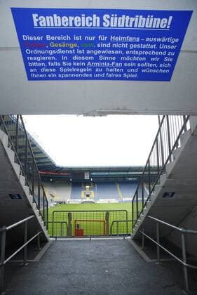 Fußball, Stadiongeschichte Arminia Bielefeld Schüco-Arena, Arminia Bielefeld 07 11 thg Eingang zur Südtribüne der Schüco-Arena des DSC Arminia Bielefeld Deutschland Fußball Verein Fußballverein Liga Bundesliga Fußballmanschaft Elf Team Alm Bielefelder Fans Sicherheit Trennung gegnerische Gegener Fanblock Fanbereich Heimfans Heimblock Krawalle Krawall Gefahrenabwehr Provokationen Provokation Fußballstadion germany soccer stadium hoch
