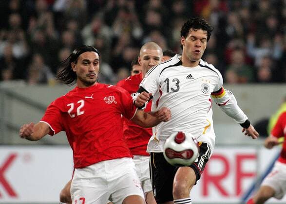 Fussball Herren Nationalmannschaft Länderspiel Deutschland - Schweiz : v.l. Hakan Yakin (SUI) , Michael Ballack (GER)