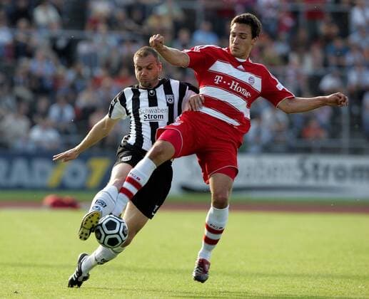 Fussball Herren Testspiel Freundschaftsspiel SSV Ulm 1846 - FC Bayern München : v.l. Vladimir Manislavic (Ulm) , Mats Hummels (FCB)