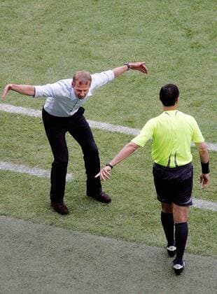 Fussball Herren FIFA WM Weltmeisterschaft 2006 Deutschland - Costa Rica : von links: Trainer Deutschland Jürgen Klinsmann Charlos Chandio ( 4. Offizieller ) , so weit war er im Abseits