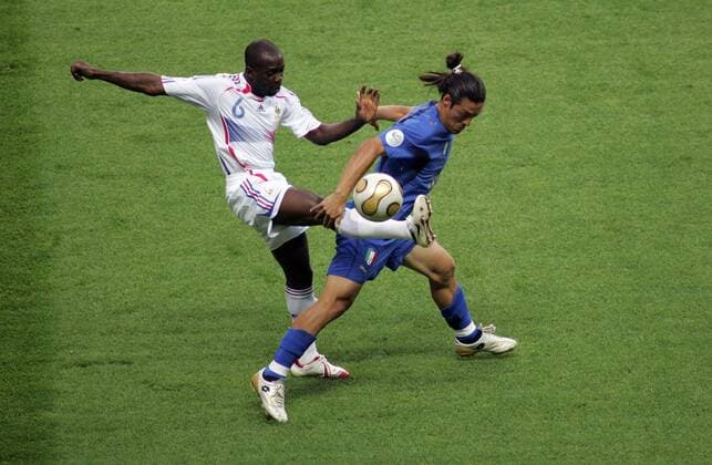 Fussball Herren FIFA WM Weltmeisterschaft 2006 Italien - Frankreich : von links: Eric Abidal ( FRA ) Mauro Camoranesi ( IZA )
