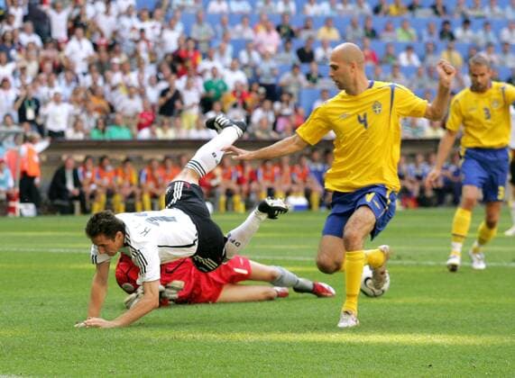 Fussball Herren FIFA WM Weltmeisterschaft 2006 Deutschland - Schweden : : von links: Miroslav Klose ( GER ) Teddy Lucic ( SWE )