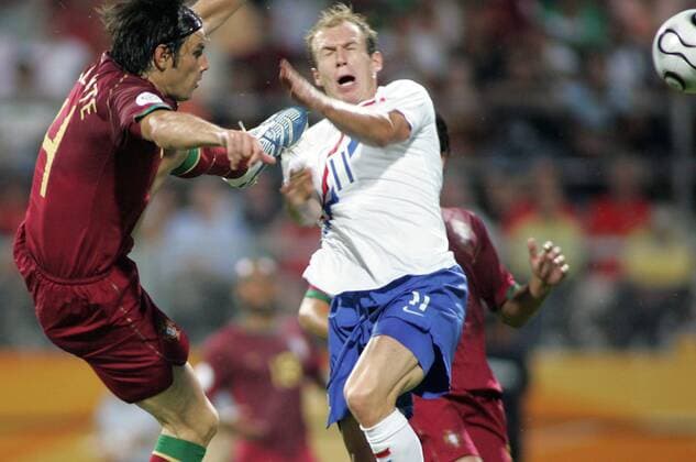 Fussball Herren FIFA WM Weltmeisterschaft 2006 Portugal - Niederlande : von links: Pauleta ( Por ) Arjen Robben ( NED )