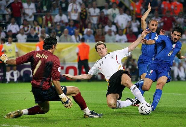 Fussball Herren FIFA WM Weltmeisterschaft 2006 Deutschland - Italien: v.l. Gianluigi Buffon (ITA), Miroslav Klose (GER), Gennaro Gattuso (ITA)