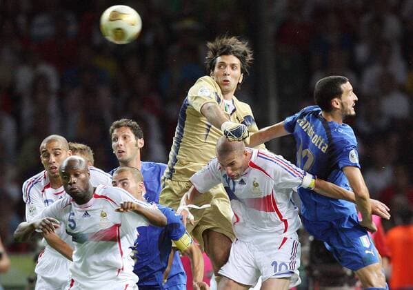 Fussball Herren FIFA WM Weltmeisterschaft 2006 Italien - Frankreich: v.l. William Gallas, Fabio Cannavaro, Zinedine Zidane, Gianluigi Buffon, Gianluca Zambrotta