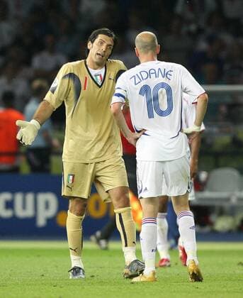 Fussball Herren FIFA WM Weltmeisterschaft 2006 Italien - Frankreich: v.l. Gianluigi Buffon, nach der roten Karte für Zidane.